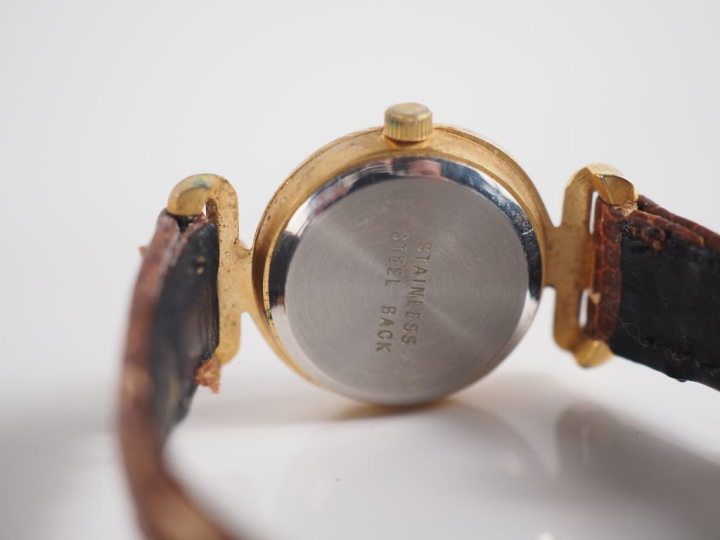 Ensemble comprenant :  - AGATHA, Paris Montre bracelet de dame en méta