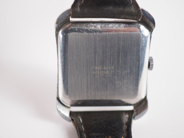 Ensemble comprenant :  - AGATHA, Paris Montre bracelet de dame en méta