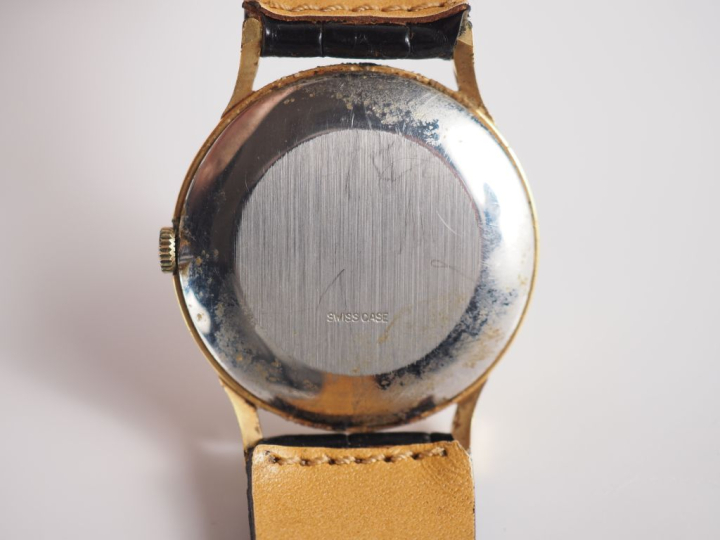 Ensemble comprenant :  - AGATHA, Paris Montre bracelet de dame en méta