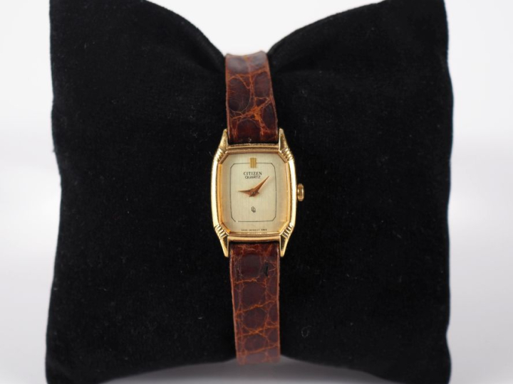 CITIZEN Montre bracelet de dame.  Boitier en métal doré à pans coupés.