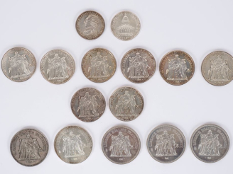 Vente aux enchères Ensemble comprenant :  - cinq pièces de 50 Francs en argent, 1974 (x4)