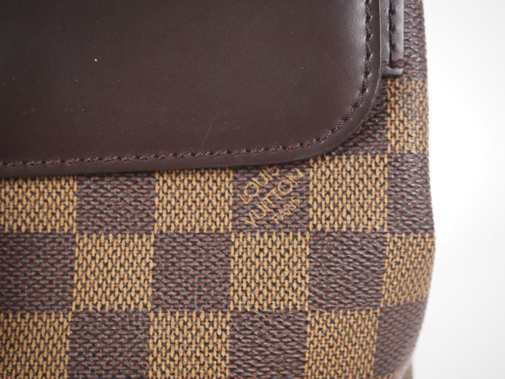 Louis VUITTON.  Sac SOHO (c 2010)  en toile damier ébène et cuir ébène