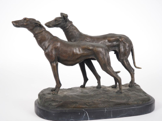 Vente aux enchères E. FREMIET.  "Les deux lévriers" Groupe en bronze, à patine verte, sur