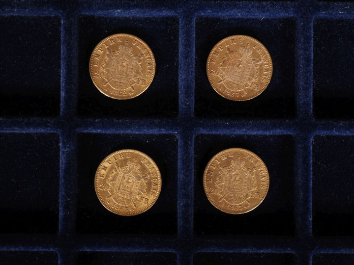 Ensemble comprenant :  - une pièce de 20 Francs or, 1862-A. - trois pi