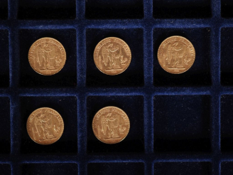 Vente aux enchères Ensemble comprenant :  - une pièce de 20 Francs or, 1894-A. - deux piè