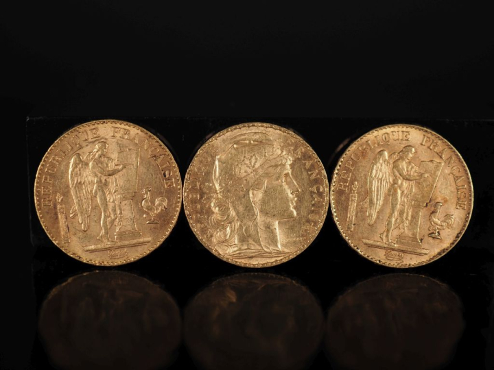 Trois pièces de 20 Francs or, 1898-A (x2) et 1899.  FRAIS ACHETEURS 10