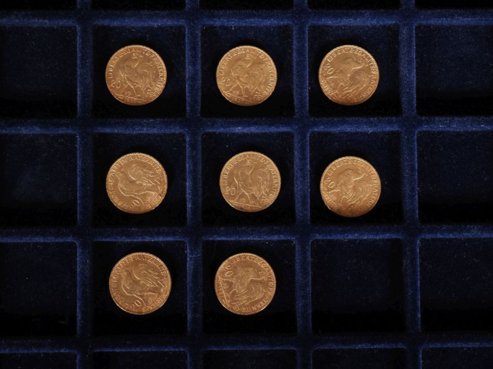 Huit pièces de 20 Francs or, 1906 (x4) et 1907 (x4). FRAIS ACHETEURS 1