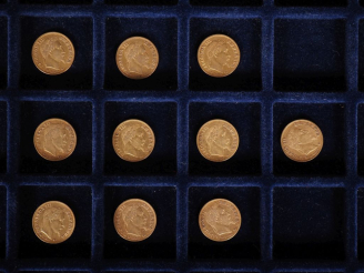 Vente aux enchères Ensemble comprenant :  - trois pièces de 10 Francs or, 1862-A (x2) et 