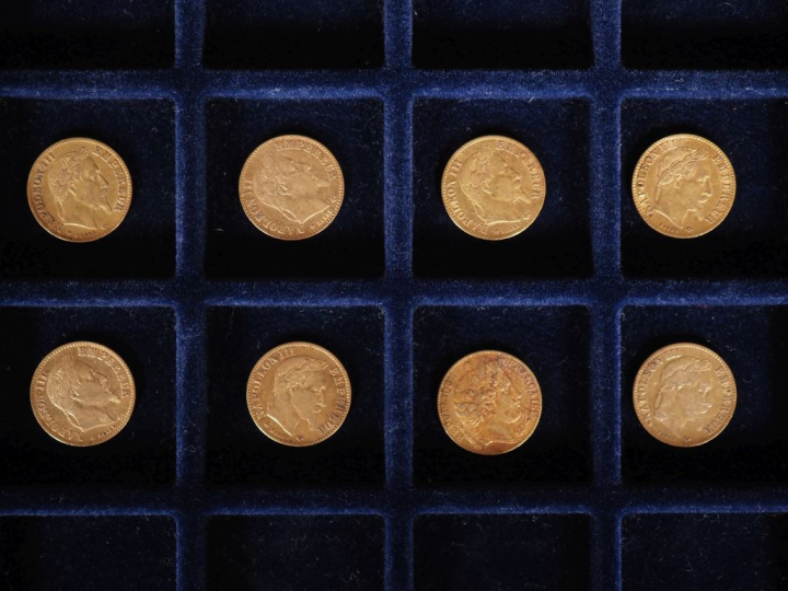 Ensemble comprenant :  - cinq pièces de 10 Francs or, 1867-BB (x3) et 