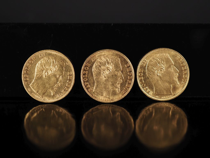 Trois pièces de 5 Francs or, Napoléon III Empereur, petit modèle, 1854