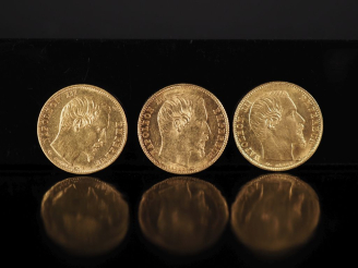 Vente aux enchères Trois pièces de 5 Francs or, Napoléon III Empereur, petit modèle, 1854