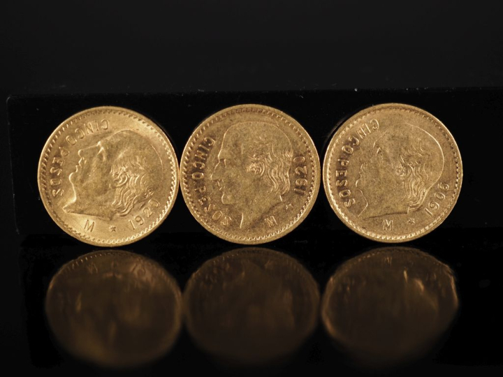 Trois pièces de 5 Pesos mexicains or, 1906-M et 1920-M (x2). FRAIS ACH