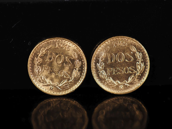 Deux pièces de 2 Pesos mexicains or, 1945-M. FRAIS ACHETEURS 10% HT.