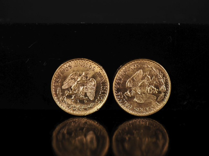 Deux pièces de 2 Pesos mexicains or, 1945-M. FRAIS ACHETEURS 10% HT.