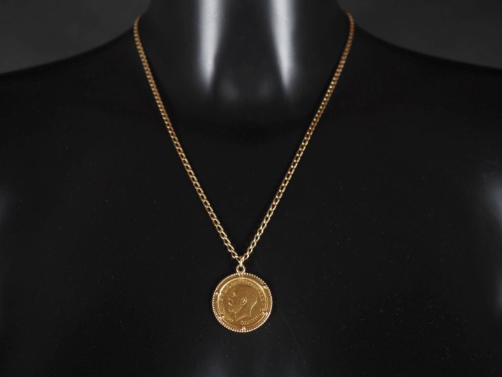 Pendentif en or jaune 750 serti en son centre d'un souverain or, 1913.