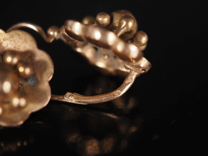 Paire de perces oreilles Napoléon III en or jaune 750, à décor d'un mo