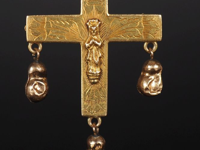Pendentif en forme de croix auvergnate en or jaune 750, à décor double