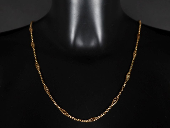 Collier souple en or jaune 750, à décor de maillons ajourés et filigra
