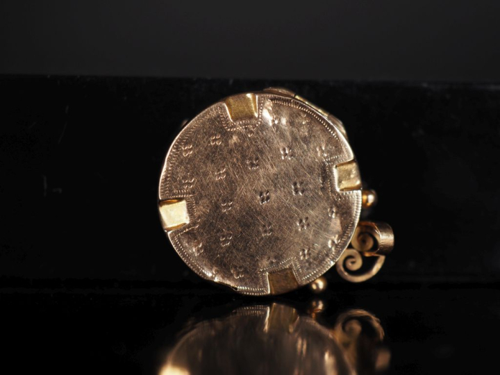 Pendentif probablement porte-photo en or jaune 750, à décor de semi de