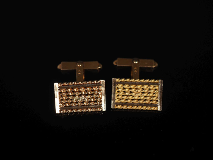 Paire de boutons de manchettes en or jaune 750, à décor de torsades.  