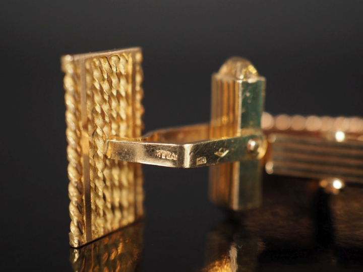 Paire de boutons de manchettes en or jaune 750, à décor de torsades.  