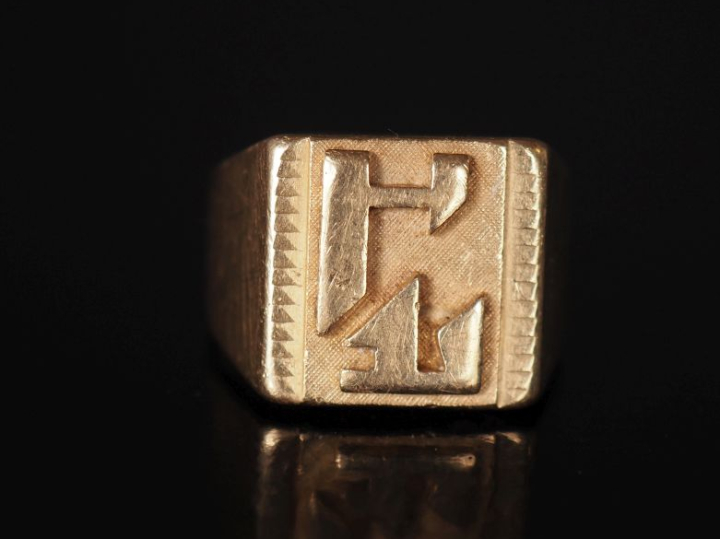 Bague de forme chevalière en or jaune 750, à décor de monogramme. TDD.