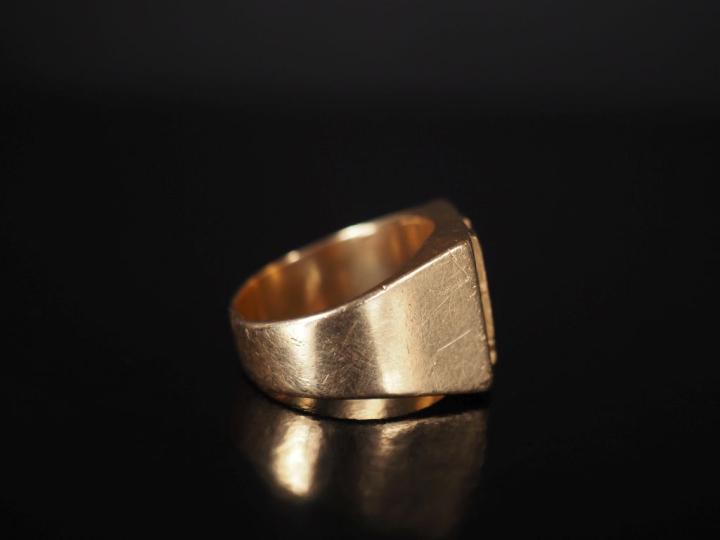 Bague de forme chevalière en or jaune 750, à décor de monogramme. TDD.