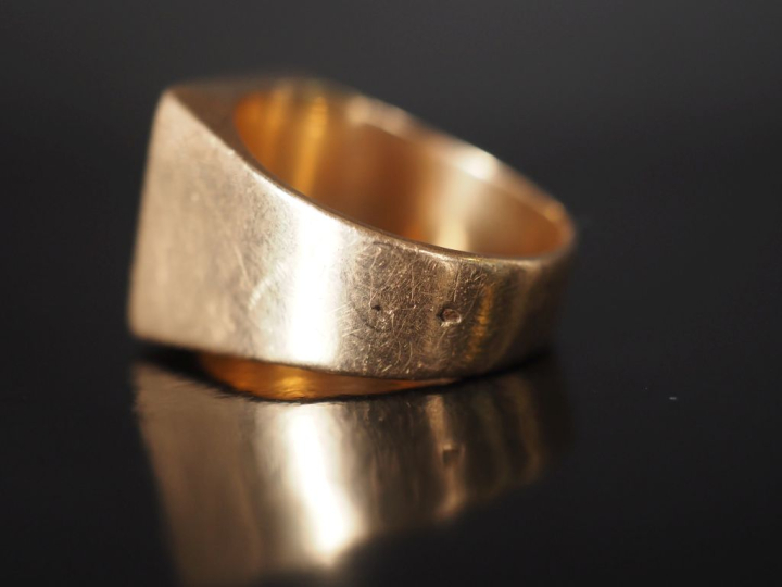 Bague de forme chevalière en or jaune 750, à décor de monogramme. TDD.