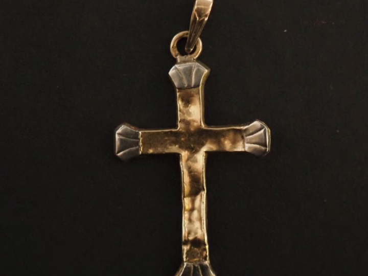 Pendentif deux ors 750 en forme de croix.  2,5 x 1,7 cm Poids. 0,73 g 