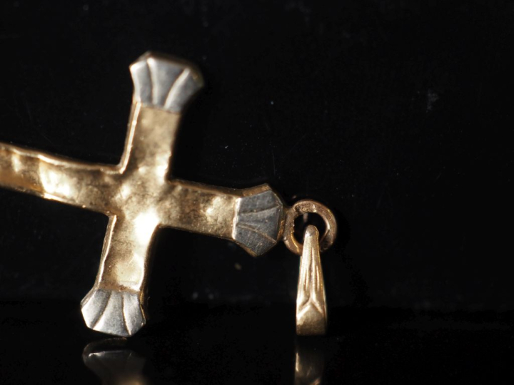 Pendentif deux ors 750 en forme de croix.  2,5 x 1,7 cm Poids. 0,73 g 