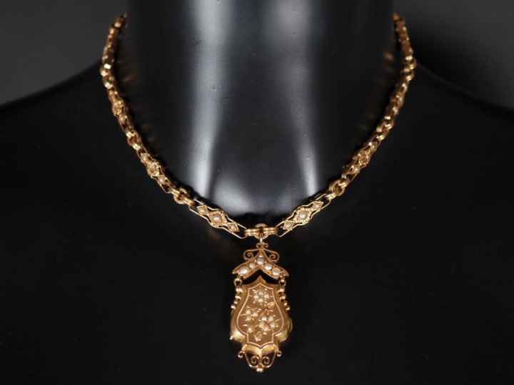 Ravissant collier en or jaune 750 et demi perles blanches orné en son 