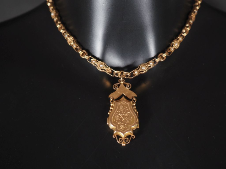 Ravissant collier en or jaune 750 et demi perles blanches orné en son 