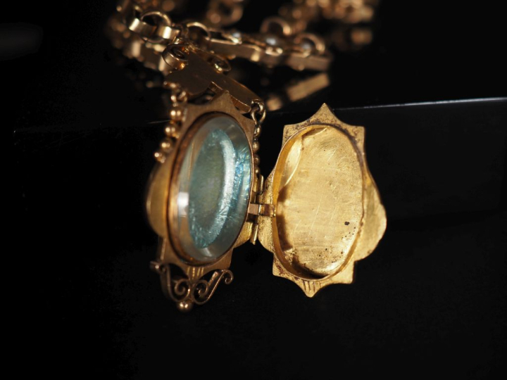 Ravissant collier en or jaune 750 et demi perles blanches orné en son 