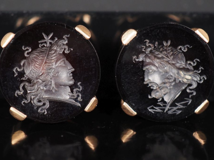 Paire de boutons de col Napoléon III en or jaune 750, serti d'une inta