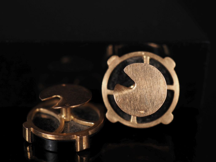 Paire de boutons de col Napoléon III en or jaune 750, serti d'une inta