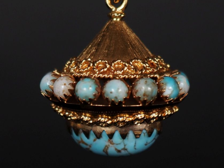 Ravissant pendentif en or jaune 750, agrémenté de turquoises ou d'imit