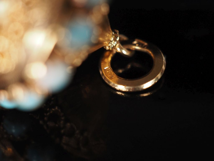 Ravissant pendentif en or jaune 750, agrémenté de turquoises ou d'imit