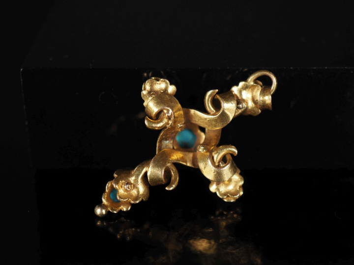 Pendentif en or jaune 585 en forme de croix torsadée, agrémentée de tu