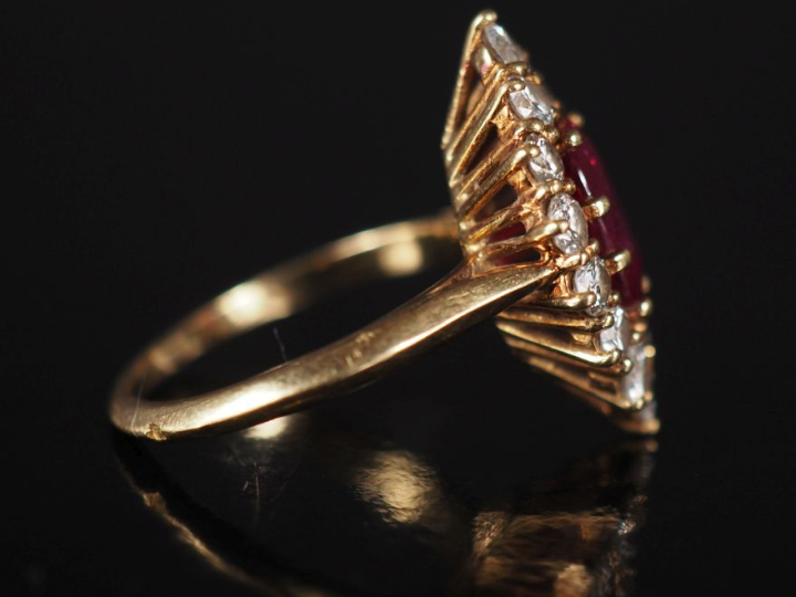 Bague de forme marquise en or jaune 750, sertie en son centre d'un rub