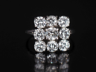 Vente aux enchères Bague à section carrée en or blanc 750, sertie de neuf diamants.  Le d