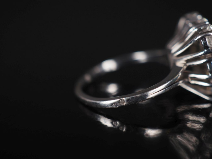 Bague à section carrée en or blanc 750, sertie de neuf diamants.  Le d