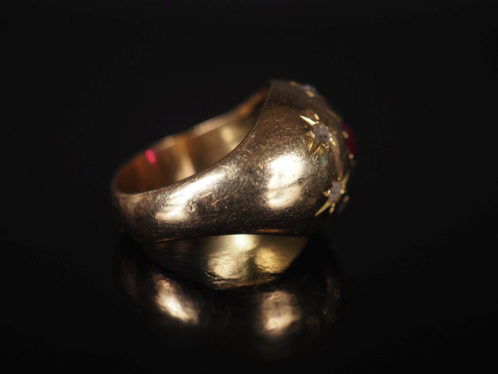Bague dôme en or jaune 750, à décor d'étoiles et sertie de petits diam