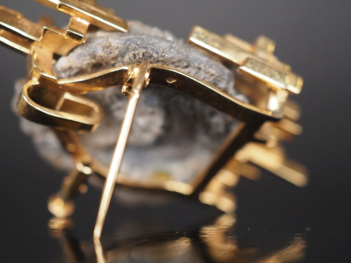 Broche/pendentif moderniste en or jaune 750, sertie en son centre d'un