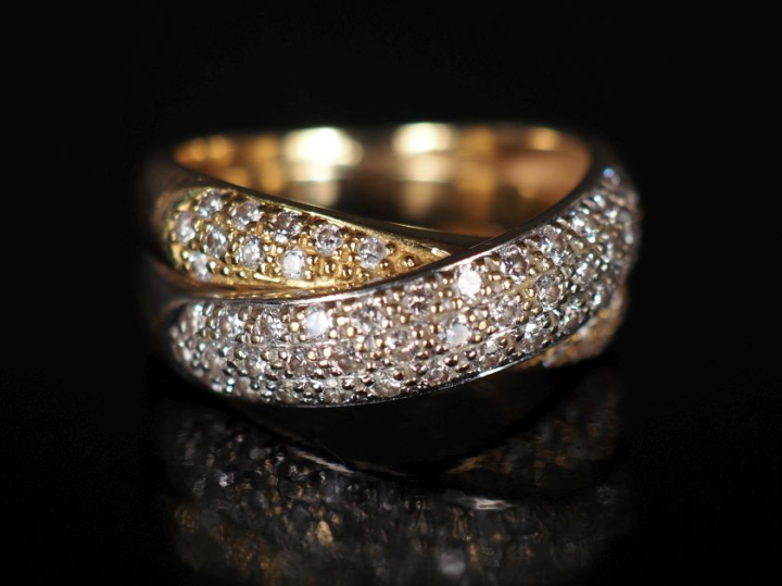 Bague deux tons d'or 750 formée de deux anneaux accolés et entrelacés 