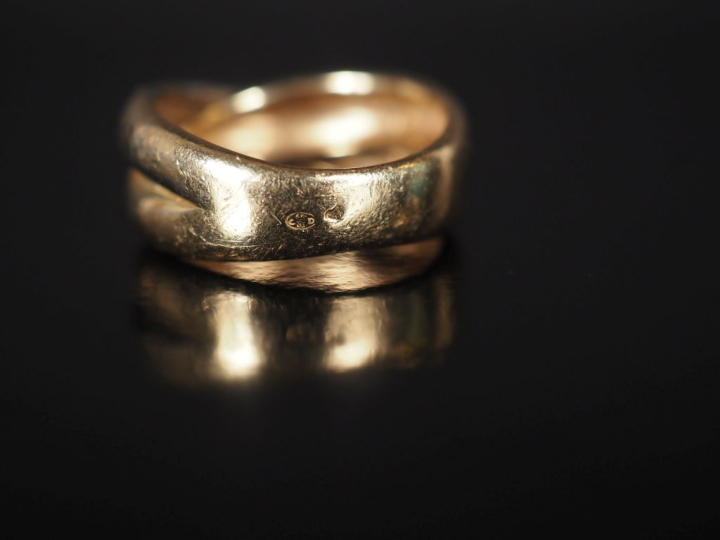 Bague deux tons d'or 750 formée de deux anneaux accolés et entrelacés 