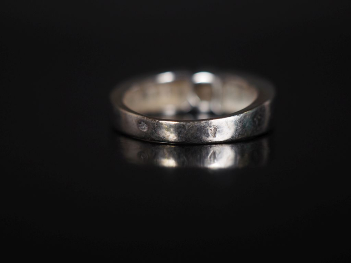 Bague jonc en or blanc 750, sertie en son centre d'un diamant de 0,3 c