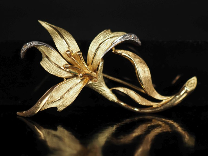 Jolie broche en or jaune 750, en forme de fleur épanouie et agrémentée