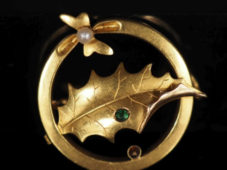 Vente aux enchères Broche ronde ajourée en or jaune 750, à décor d'une feuille de houx et