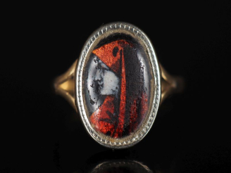 Vente aux enchères Bague en or jaune 750 de forme ovale, sertie en son centre d'un émail 