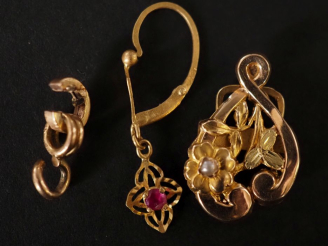 Vente aux enchères Ensemble comprenant :  - un clip de revers Napoléon III en or jaune 75